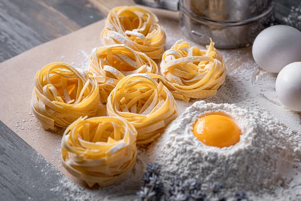 Massa Fettuccine Caseira Dobrada Forma Ninho Cozinha Caseira Com Ingredientes — Fotografia de Stock