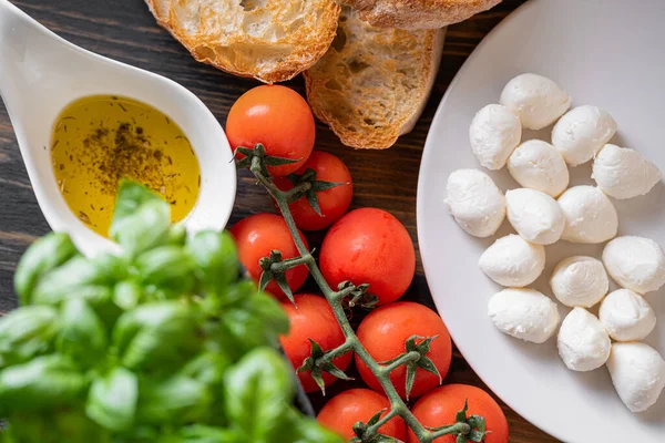 Hojas Frescas Albahaca Madura Con Tomates Aromáticos Mozzarella Italiana Sobre — Foto de Stock