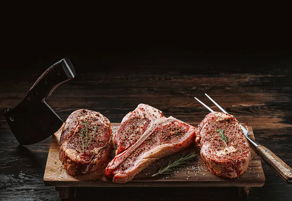 Deska Drahými Čerstvými Steaky Připravené Vaření — Stock fotografie