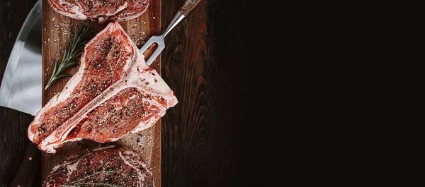 Papan Dengan Steak Segar Mahal Siap Untuk Memasak — Stok Foto