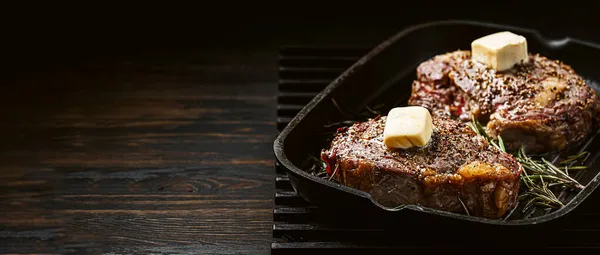 Konsep Makan Malam Untuk Dua Besar Mahal Steak Angus Hitam — Stok Foto