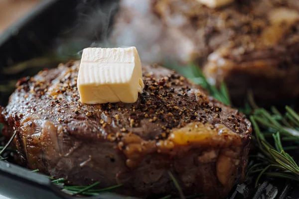 남비에 버터를 로즈메리 스펀지와 양념을 스테이크 후줄근 스테이크를 요리한다 — 스톡 사진