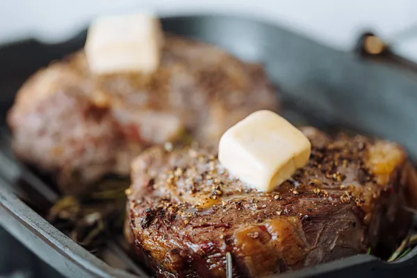 Memasak Steak Mewah Dalam Panci Panggangan Dengan Mentega Yang Menyebar — Stok Foto