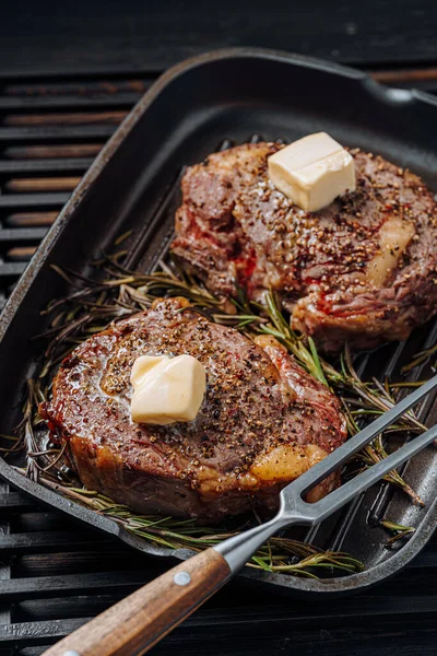 Vaření Přepychové Steaky Grilovací Pánvi Máslem Pomazáním Steaku Ochucené Mletým — Stock fotografie