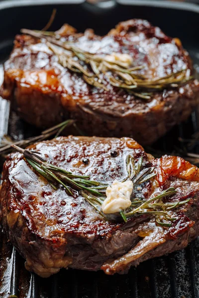 Memasak Steak Mewah Dalam Panci Panggangan Dengan Mentega Yang Menyebar — Stok Foto