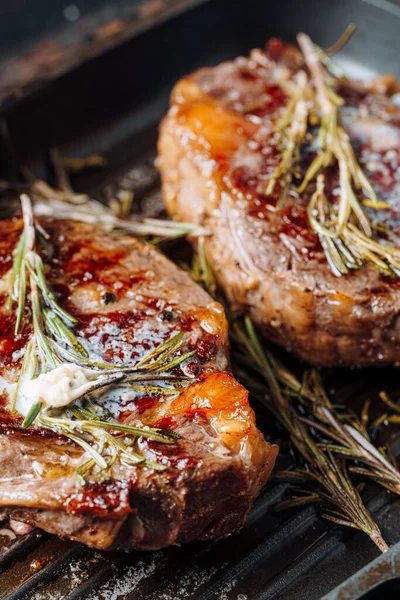 Memasak Steak Mewah Dalam Panci Panggangan Dengan Mentega Yang Menyebar — Stok Foto