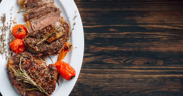 Juicy Well Done Ribeye Steaks White Platter Dark Wooden Table — Stock Photo, Image