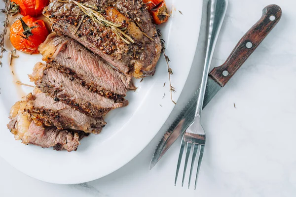 Saftiga Välstekta Ribeye Biffar Ett Vitt Fat Vit Marmor Yta — Stockfoto