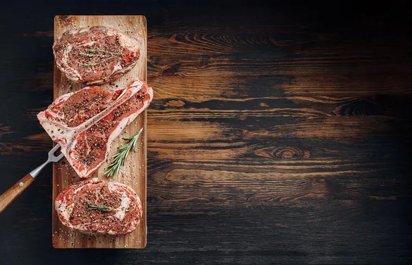 Tiga Steak Daging Sapi Angus Hitam Marmer Yang Dibumbui Dengan — Stok Foto