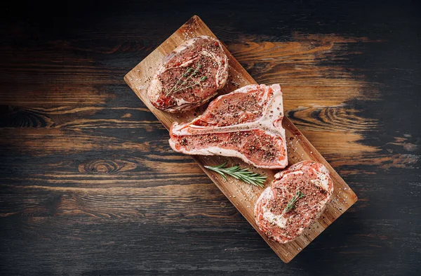 Tiga Steak Daging Sapi Angus Hitam Marmer Yang Dibumbui Dengan — Stok Foto