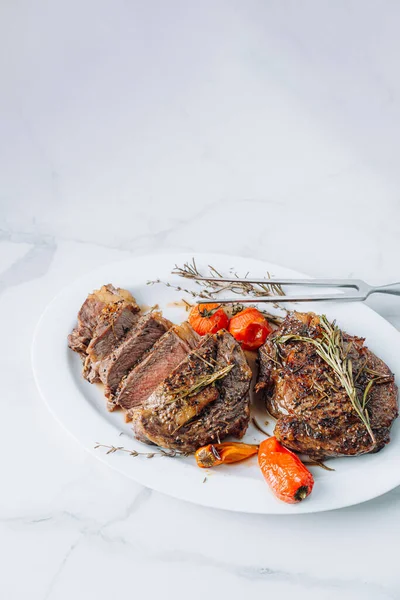 Saftige Gut Gebratene Ribeye Steaks Auf Einem Weißen Teller Auf Stockfoto