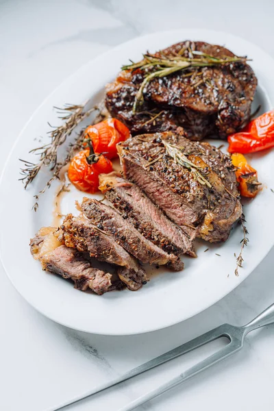 Saftige Gut Gebratene Ribeye Steaks Auf Einem Weißen Teller Auf lizenzfreie Stockfotos