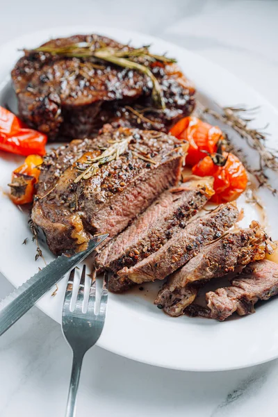 Saftige Gut Gebratene Ribeye Steaks Auf Einem Weißen Teller Auf lizenzfreie Stockbilder