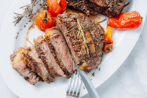Saftige Gut Gebratene Ribeye Steaks Auf Einem Weißen Teller Auf lizenzfreie Stockbilder