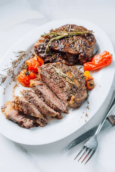 Saftige Gut Gebratene Ribeye Steaks Auf Einem Weißen Teller Auf Stockbild