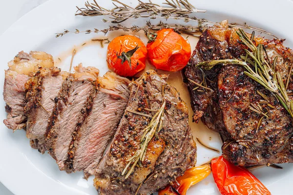 Saftige Gut Gebratene Ribeye Steaks Auf Einem Weißen Teller Auf lizenzfreie Stockfotos