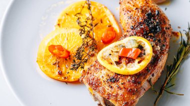 lezzetli ve iştah açıcı portakallı kızarmış ördek.