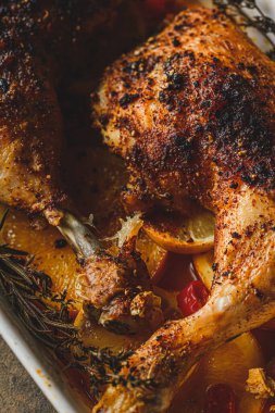 lezzetli ve iştah açıcı portakallı kızarmış ördek.