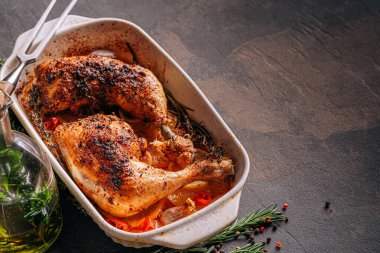 Kızarmış hindi budu, baharat ve tuzla ovulmuş, portakallar, limonlar, sarımsak, biberiye, kekik ve zeytinyağı ile pişirilmiş. İki kişilik sağlıklı ve lezzetli bir akşam yemeği konsepti.