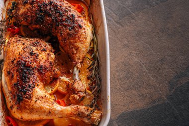 Kızarmış hindi budu, baharat ve tuzla ovulmuş, portakallar, limonlar, sarımsak, biberiye, kekik ve zeytinyağı ile pişirilmiş. İki kişilik sağlıklı ve lezzetli bir akşam yemeği konsepti.