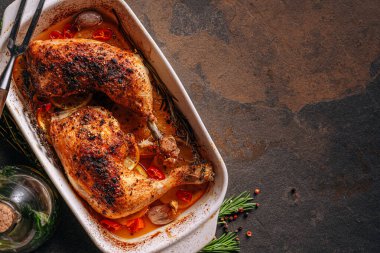 Kızarmış hindi budu, baharat ve tuzla ovulmuş, portakallar, limonlar, sarımsak, biberiye, kekik ve zeytinyağı ile pişirilmiş. İki kişilik sağlıklı ve lezzetli bir akşam yemeği konsepti.