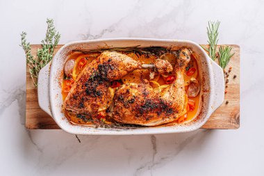 Kızarmış hindi budu, baharat ve tuzla ovulmuş, portakallar, limonlar, sarımsak, biberiye, kekik ve zeytinyağı ile pişirilmiş. İki kişilik sağlıklı ve lezzetli bir akşam yemeği konsepti.