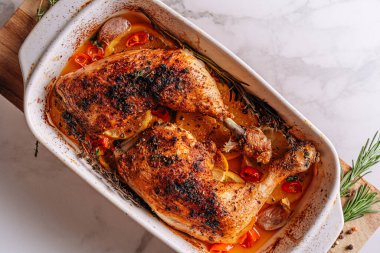 Kızarmış hindi budu, baharat ve tuzla ovulmuş, portakallar, limonlar, sarımsak, biberiye, kekik ve zeytinyağı ile pişirilmiş. İki kişilik sağlıklı ve lezzetli bir akşam yemeği konsepti.