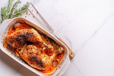 Kızarmış hindi budu, baharat ve tuzla ovulmuş, portakallar, limonlar, sarımsak, biberiye, kekik ve zeytinyağı ile pişirilmiş. İki kişilik sağlıklı ve lezzetli bir akşam yemeği konsepti.