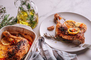 Kızarmış hindi budu, baharat ve tuzla ovulmuş, portakallar, limonlar, sarımsak, biberiye, kekik ve zeytinyağı ile pişirilmiş. İki kişilik sağlıklı ve lezzetli bir akşam yemeği konsepti.