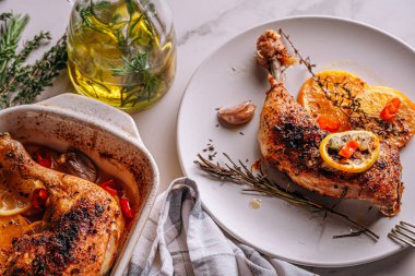 Kızarmış hindi budu, baharat ve tuzla ovulmuş, portakallar, limonlar, sarımsak, biberiye, kekik ve zeytinyağı ile pişirilmiş. İki kişilik sağlıklı ve lezzetli bir akşam yemeği konsepti.