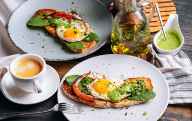 Sıcak ve yüksek kalorili kahvaltı. Lezzetli ve ağız sulandırıcı bruschetta ve kahvaltıda kızarmış yumurta ve bir fincan aromatik kahve..
