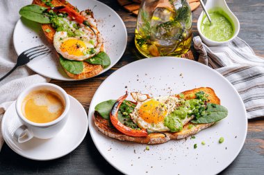 Sıcak ve yüksek kalorili kahvaltı. Lezzetli ve ağız sulandırıcı bruschetta ve kahvaltıda kızarmış yumurta ve bir fincan aromatik kahve..