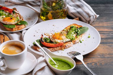 Sıcak ve yüksek kalorili kahvaltı. Lezzetli ve ağız sulandırıcı bruschetta ve kahvaltıda kızarmış yumurta ve bir fincan aromatik kahve..