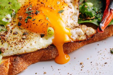 Sıcak ve yüksek kalorili kahvaltı. Lezzetli ve ağız sulandırıcı bruschetta ve kahvaltıda kızarmış yumurta ve bir fincan aromatik kahve..