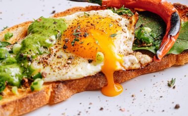 Sıcak ve yüksek kalorili kahvaltı. Lezzetli ve ağız sulandırıcı bruschetta ve kahvaltıda kızarmış yumurta ve bir fincan aromatik kahve..