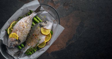 Çiğ Dorado balığı, kuşkonmaz ve baharatlı limon.