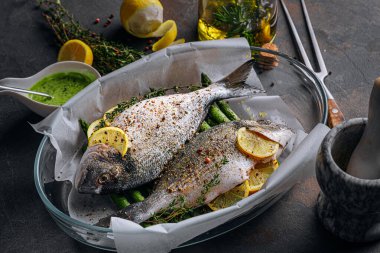 Çiğ Dorado balığı, kuşkonmaz ve baharatlı limon.