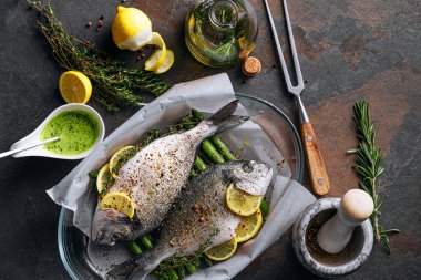 Çiğ Dorado balığı, kuşkonmaz ve baharatlı limon.