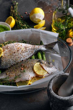 Çiğ Dorado balığı, kuşkonmaz ve baharatlı limon.