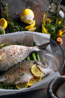 Çiğ Dorado balığı, kuşkonmaz ve baharatlı limon.