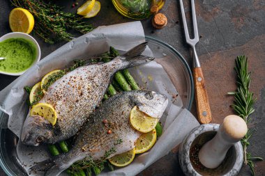 Çiğ Dorado balığı, kuşkonmaz ve baharatlı limon.