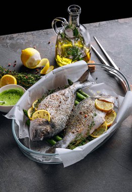 Çiğ Dorado balığı, kuşkonmaz ve baharatlı limon.