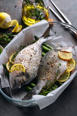 Çiğ Dorado balığı, kuşkonmaz ve baharatlı limon.