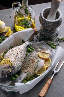 Çiğ Dorado balığı, kuşkonmaz ve baharatlı limon.