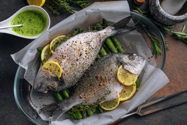Çiğ Dorado balığı, kuşkonmaz ve baharatlı limon.