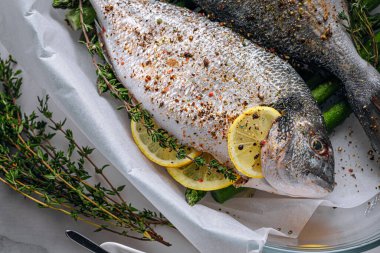 Dorado 'dan iki kişilik lezzetli bir akşam yemeği konsepti. Çiğ Dorado balığı, kuşkonmaz ve baharatlı limon.