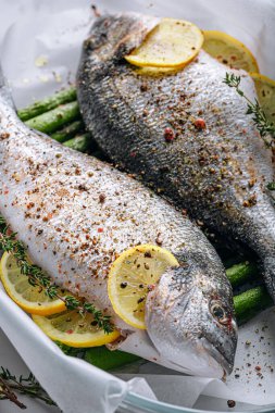 Dorado 'dan iki kişilik lezzetli bir akşam yemeği konsepti. Çiğ Dorado balığı, kuşkonmaz ve baharatlı limon.