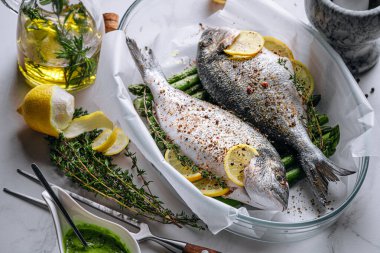 Dorado 'dan iki kişilik lezzetli bir akşam yemeği konsepti. Çiğ Dorado balığı, kuşkonmaz ve baharatlı limon.