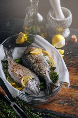 Dorado 'dan iki kişilik lezzetli bir akşam yemeği konsepti. Çiğ Dorado balığı, kuşkonmaz ve baharatlı limon.