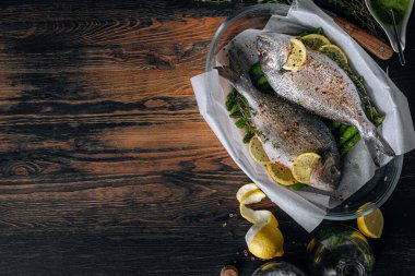 Dorado 'dan iki kişilik lezzetli bir akşam yemeği konsepti. Çiğ Dorado balığı, kuşkonmaz ve baharatlı limon.